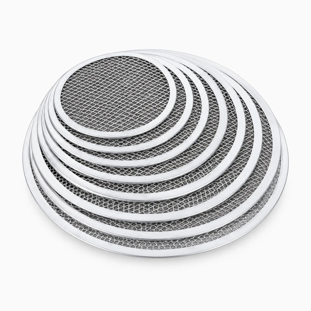 Grille perforée en aluminium facilitant la circulation d'air chaud pendant la cuisson