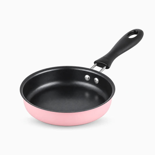 Sauteuse compacte posée sur plaque de cuisson, idéale pour cuire un œuf ou une petite portion