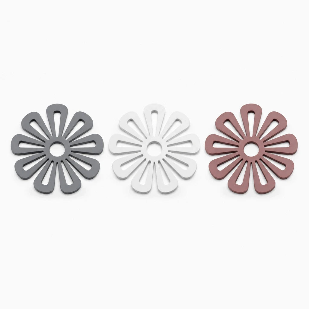 Support casserole marron clair en motif pétales, accessoire de table robuste et épuré