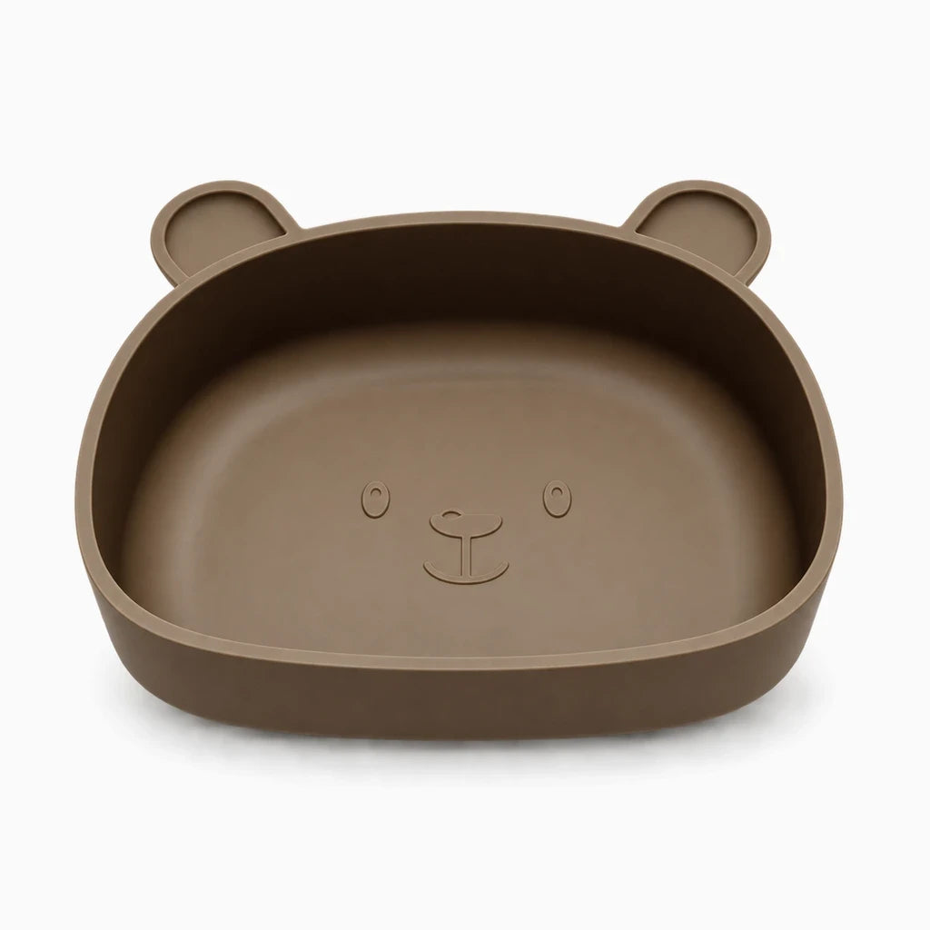 Assiette bébé silicone verte nettoyée à l'eau montrant sa facilité d'entretien