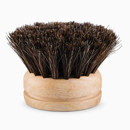 Brosse cuisine compacte glissant dans les angles des ustensiles pour un rinçage efficace