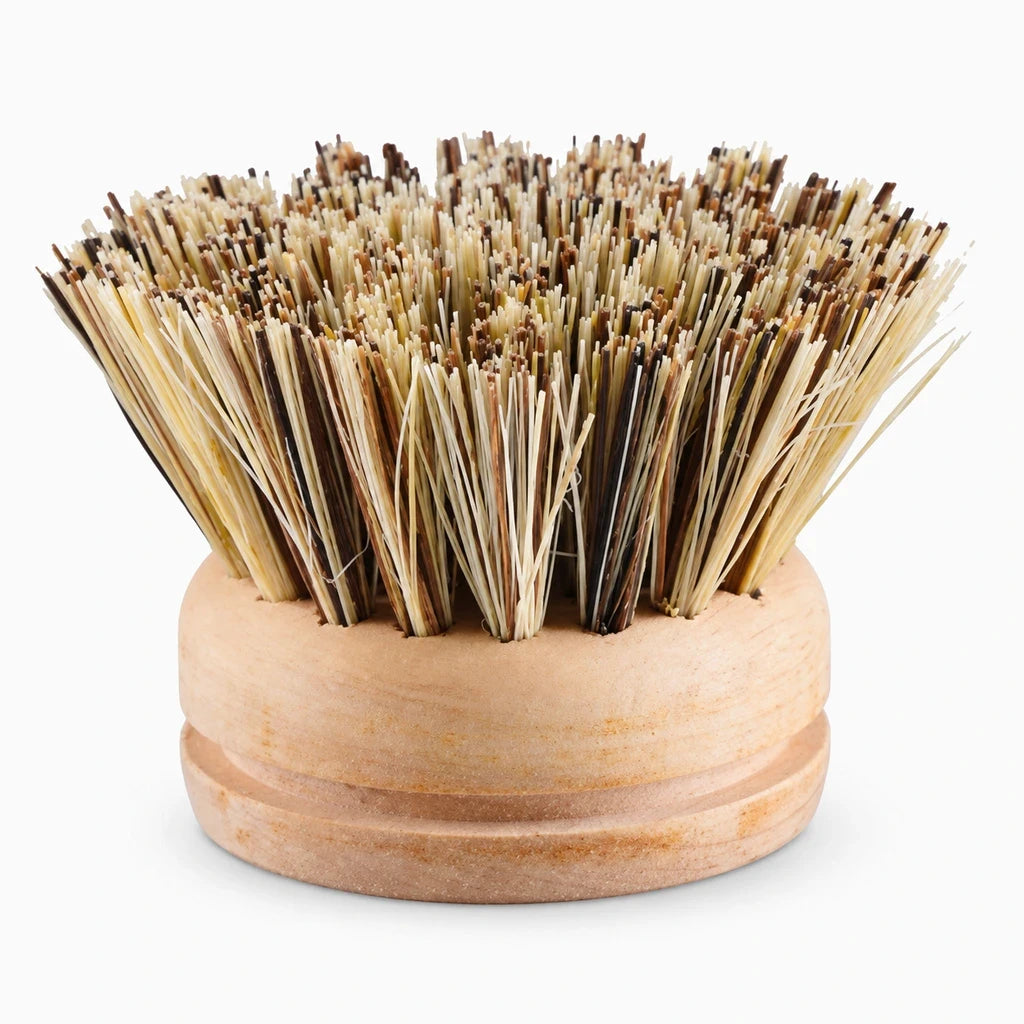 Brosse cuisine en bois utilisée pour déloger résidus incrustés sur batterie de cuisine