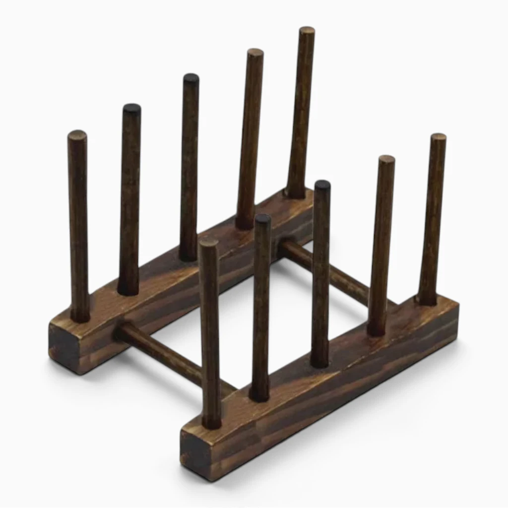 Étagère rangement bois teinte marron intégrée dans décoration cuisine