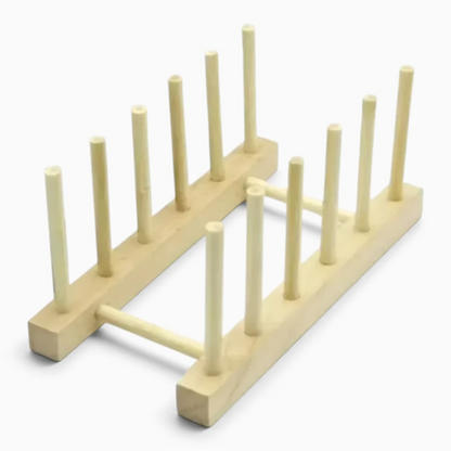 Étagère bois avec vaisselle et objets quotidiens dans intérieur cuisine