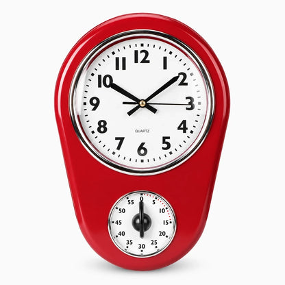 Horloge pour cuisine au cadran vintage blanc et noir, fixée au mur au-dessus du plan de travail