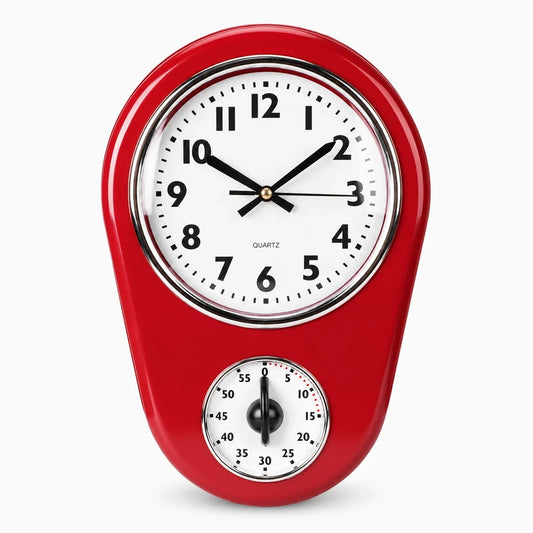 Horloge pour cuisine au cadran vintage blanc et noir, fixée au mur au-dessus du plan de travail