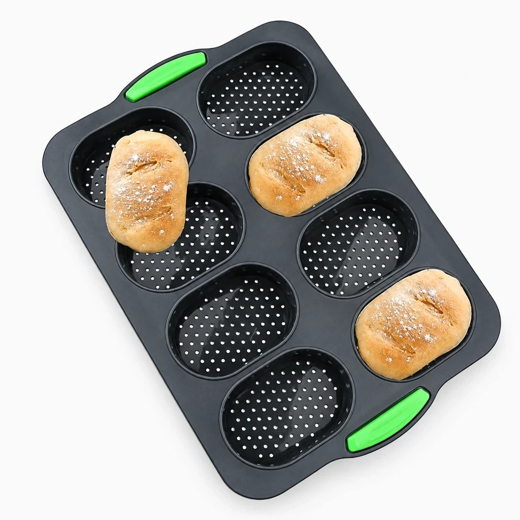 Petits pains dorés dans leur moule en silicone perforé