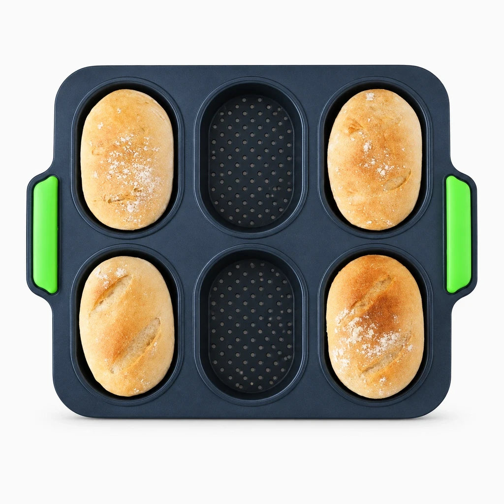 Moule en silicone perforé avec petits pains cuits