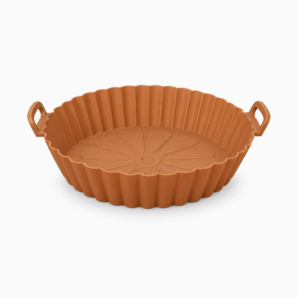 Moule en silicone air fryer de couleur rouge démoulant une pizza facilement