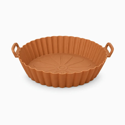 Moule en silicone air fryer de couleur rouge démoulant une pizza facilement