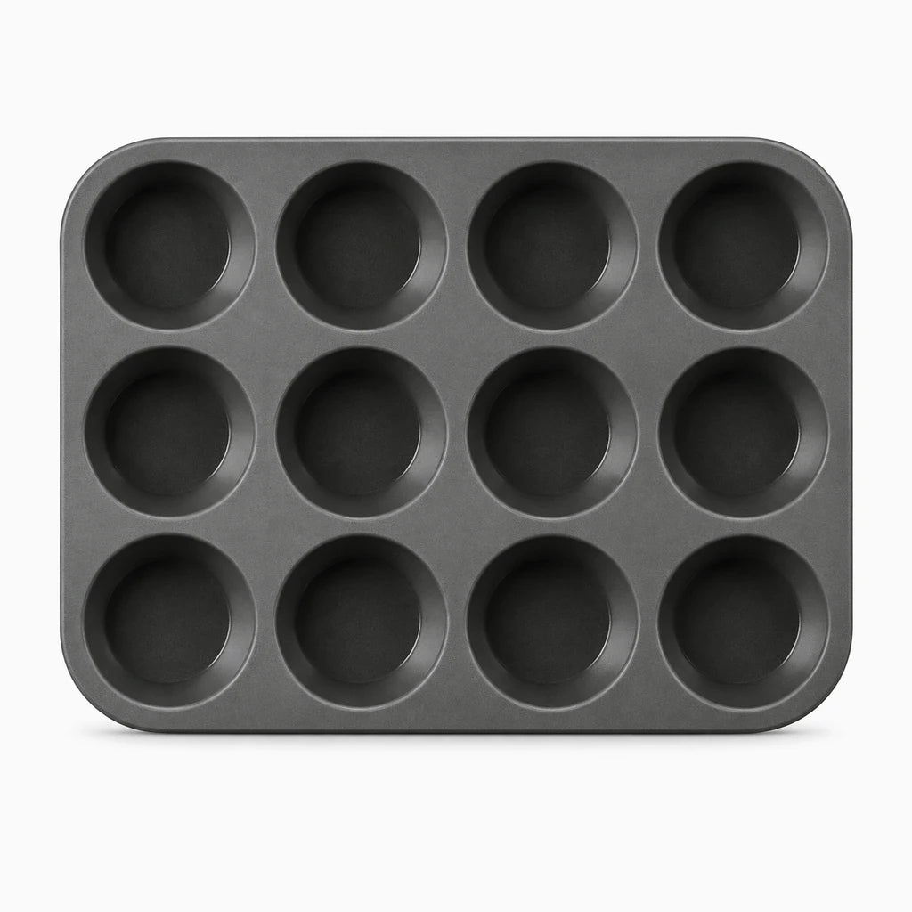 Moule muffin en silicone souple démontrant sa flexibilité pour un rangement compact