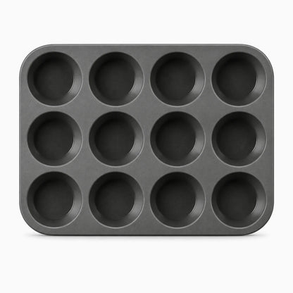 Moule muffin en silicone souple démontrant sa flexibilité pour un rangement compact