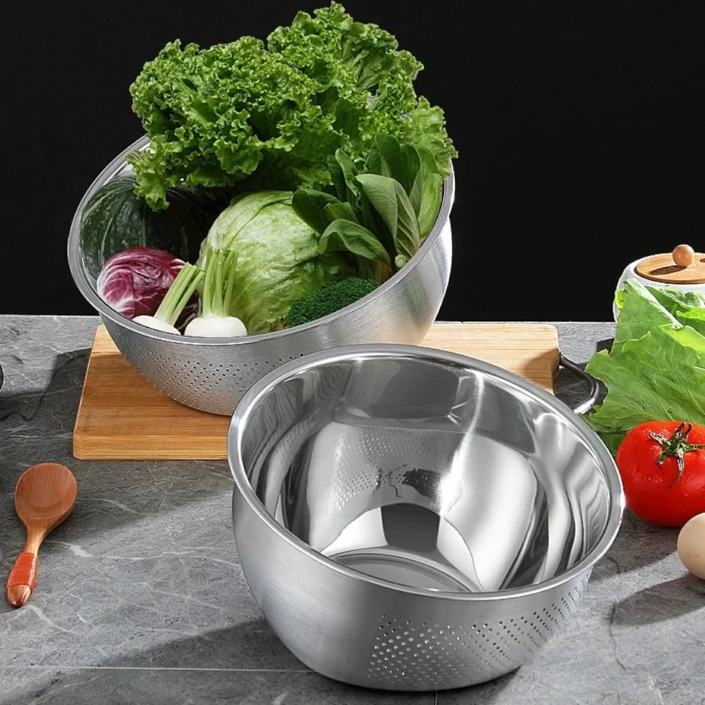 Passoire de cuisine compacte près de l'évier, design épuré et fonctionnel
