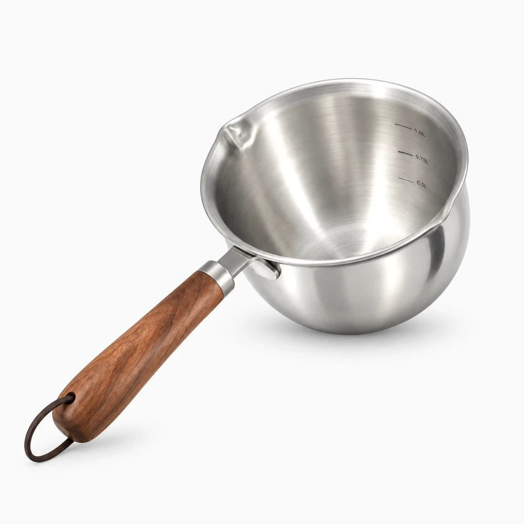 Petite poêle inox brillant, design épuré avec fond plat, rangement facile pour cuisine moderne