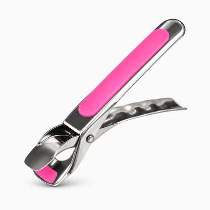 Pince cuisine inox saisissant un plat chaud sortant du four