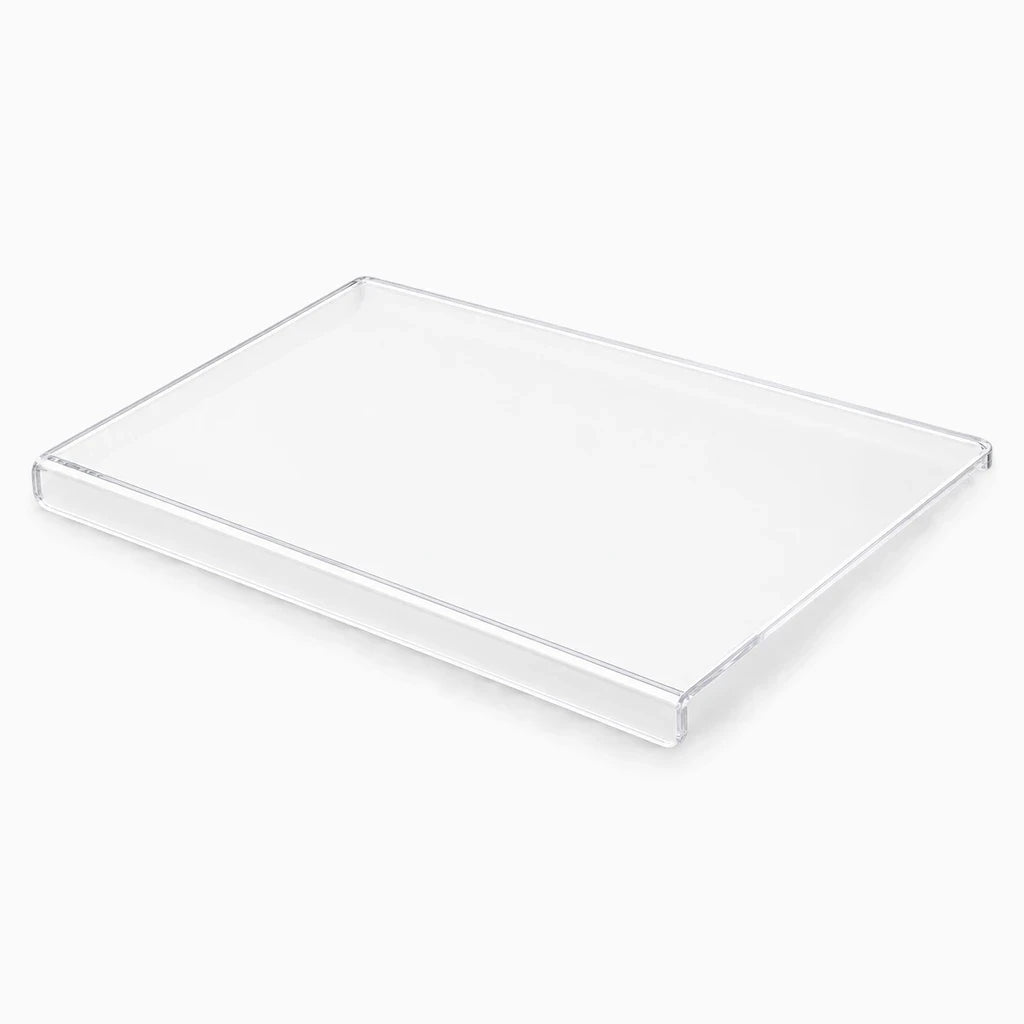 Accessoire de cuisine transparent retenant jus et miettes, disponible en deux dimensions pour tous les espaces