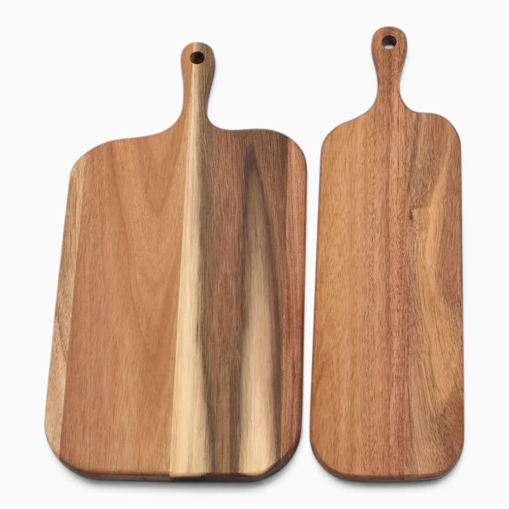 Planche en bois robuste pour cuisine, parfaite pour présenter fromage et fruits sur table