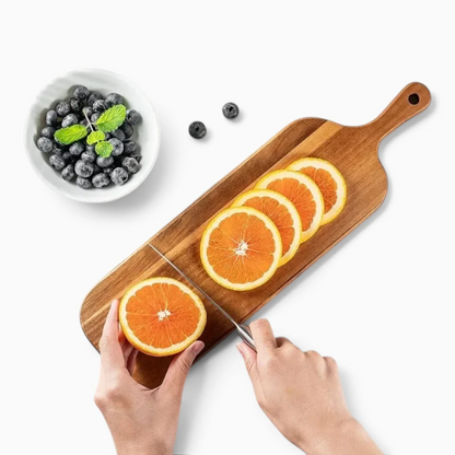 Planche à charcuterie en bois naturel avec poignée pratique, format rectangulaire pour préparations culinaires