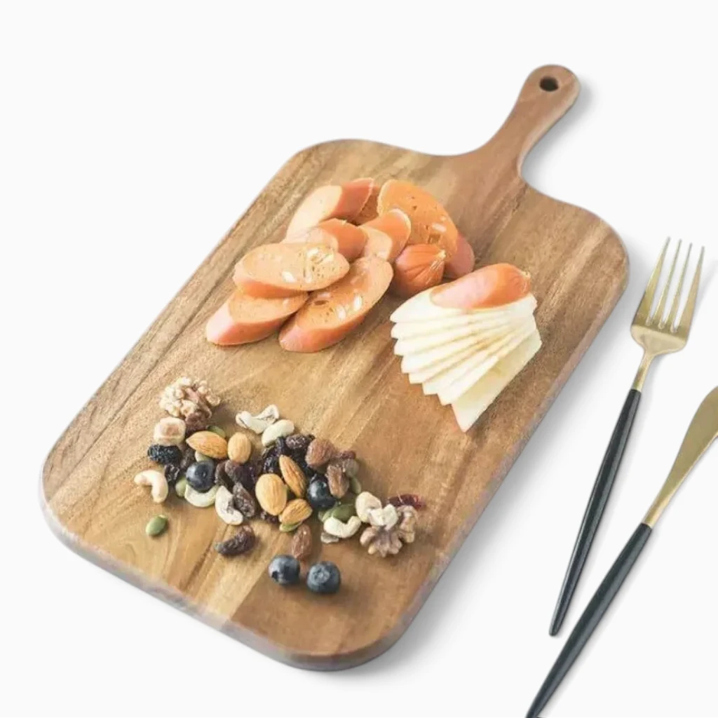 Planche de service en bois pour cuisine, design simple et fonctionnel avec prise en main facile