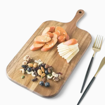 Planche de service en bois pour cuisine, design simple et fonctionnel avec prise en main facile