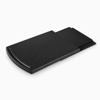 Plateau coulissant cuisine en gros plan, montrant les roues et la surface protectrice du tapis