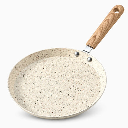 Poêle crêpe induction compacte posée sur plaque chauffante avec manche ergonomique