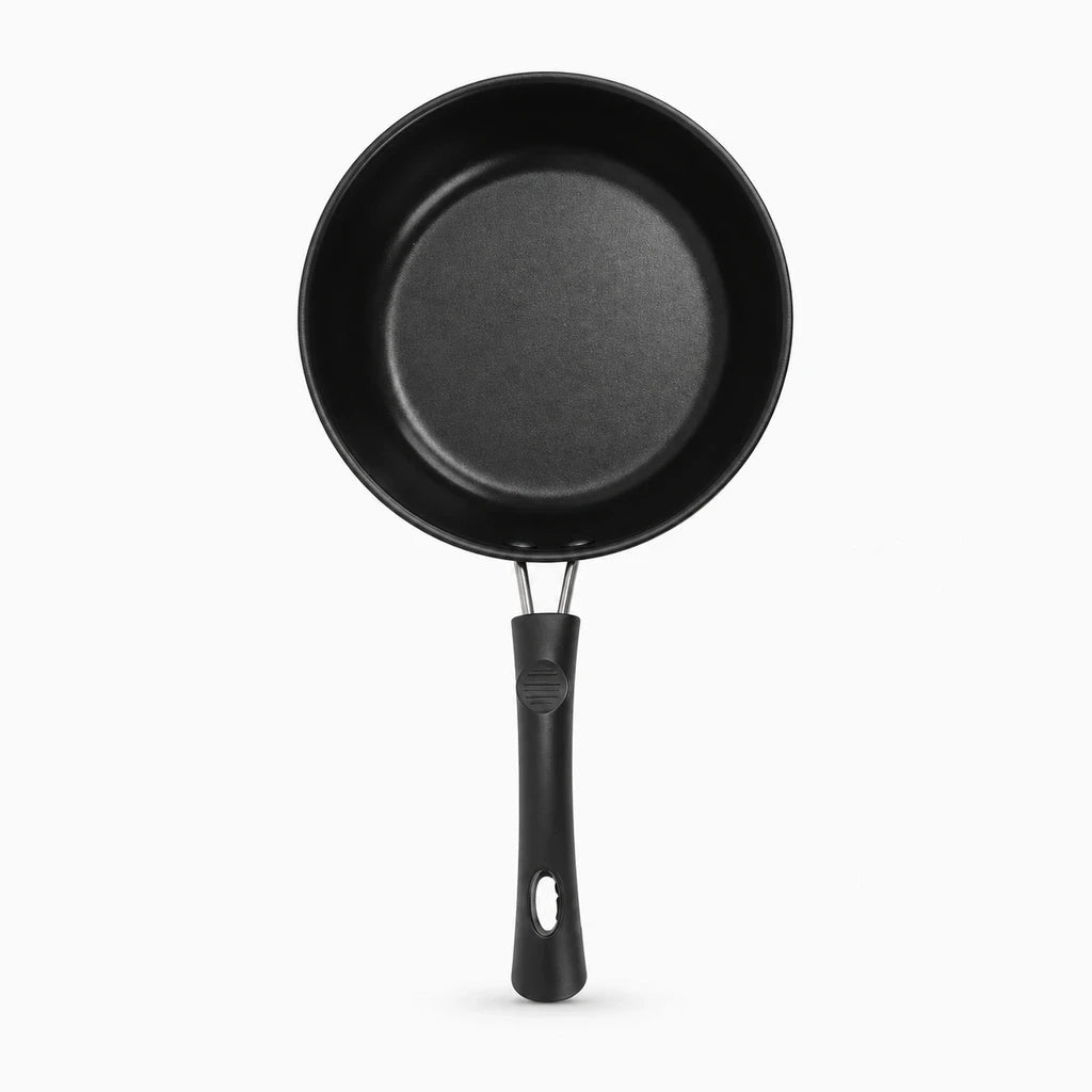 Poêles à frire de différents diamètres alignées, du 12 au 20 cm pour adapter chaque usage culinaire