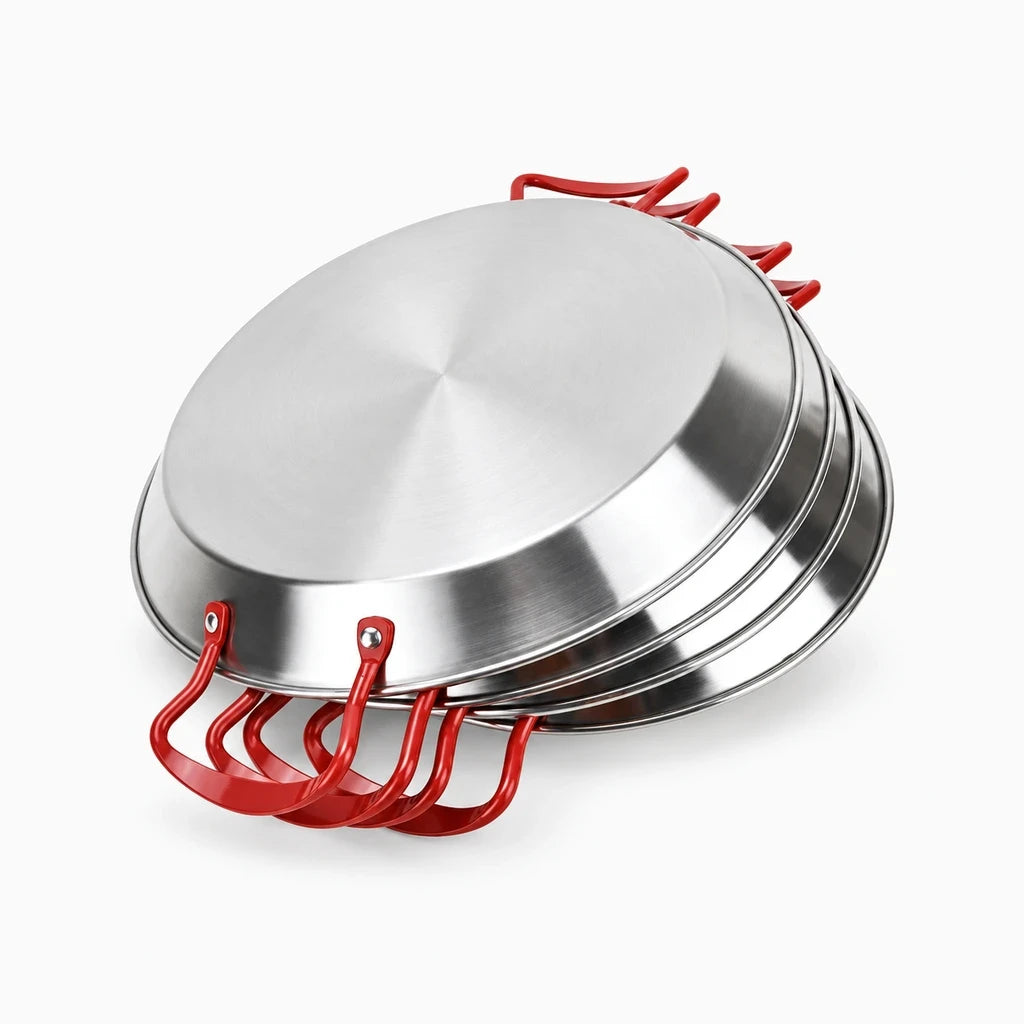 Poêle à paella sur table après service, présentant praticité et design épuré