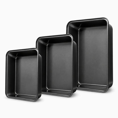 Moule rectangulaire acier robuste rangé dans un placard de cuisine