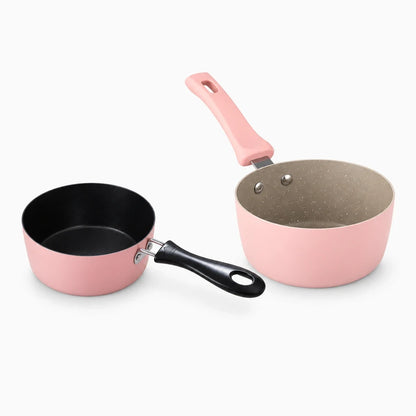 Détail de la mini casserole pour induction montrant le revêtement antiadhésif et la base de chauffe régulière