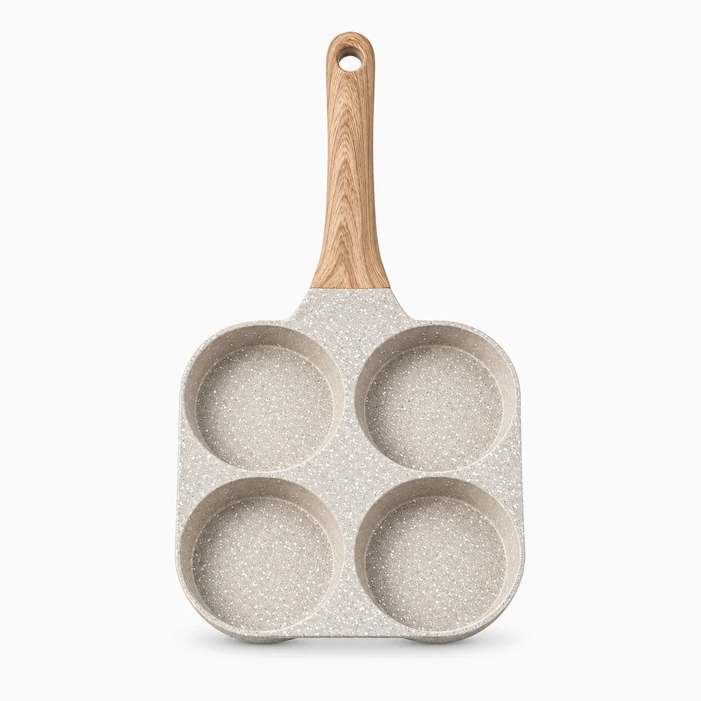 Crêpe dorée en cours de cuisson dans poêle à pancake induction, revêtement antiadhésif granit