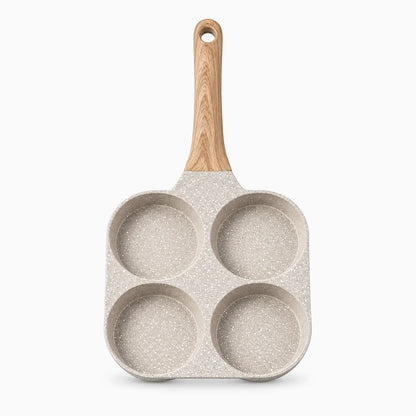 Crêpe dorée en cours de cuisson dans poêle à pancake induction, revêtement antiadhésif granit