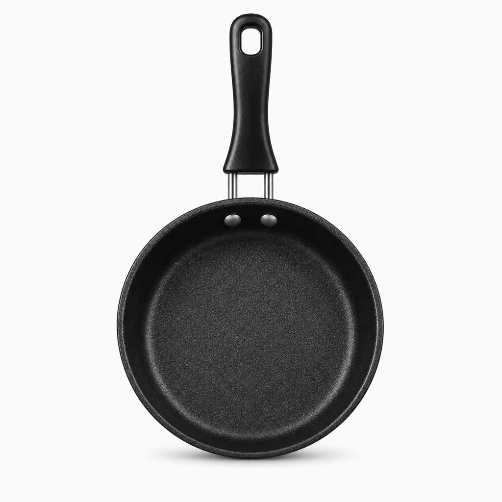 Petite poêle induction compacte prête pour la cuisson d'un œuf au petit-déjeuner