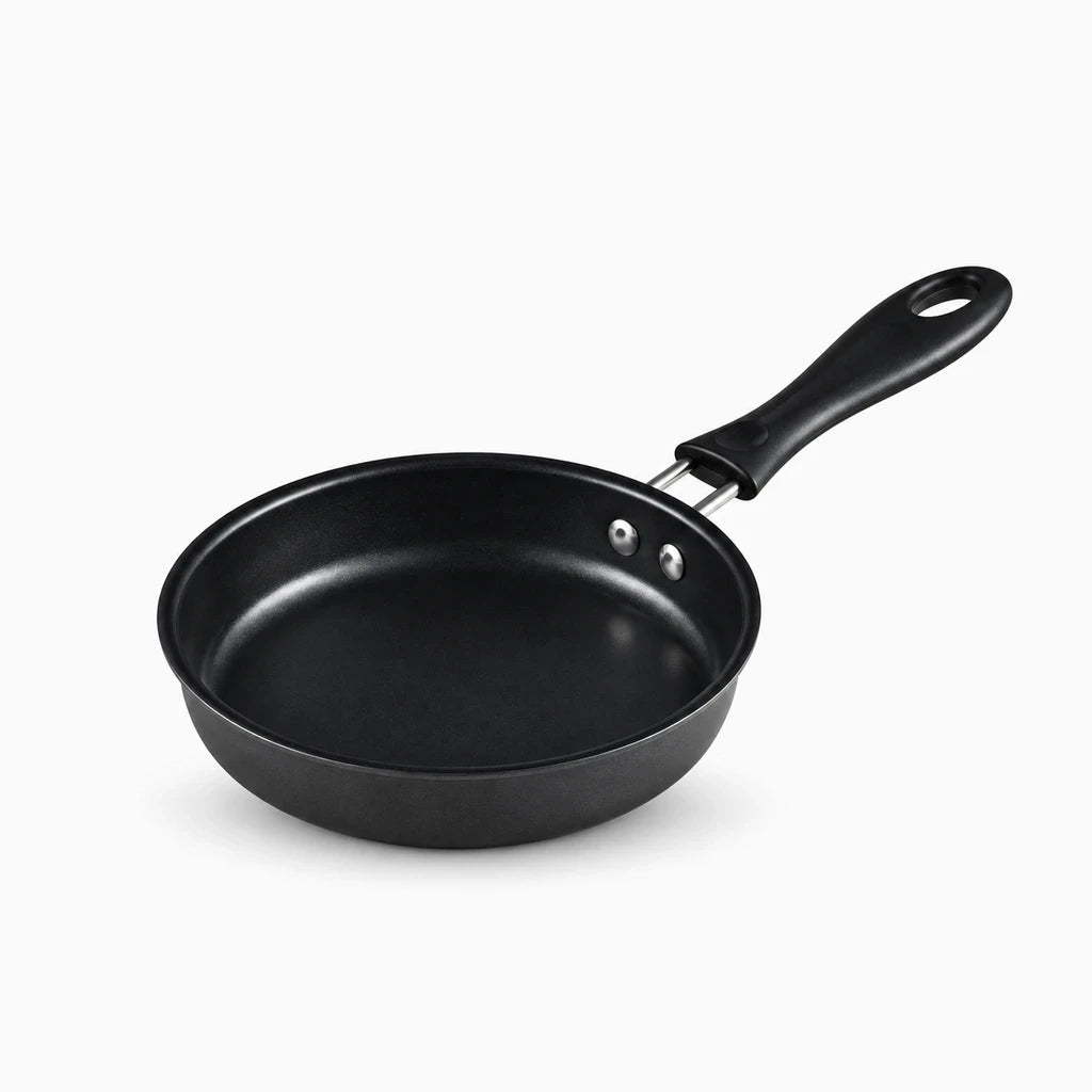 Petite poêle de rangement facile avec revêtement brillant et design épuré pour cuisines modernes