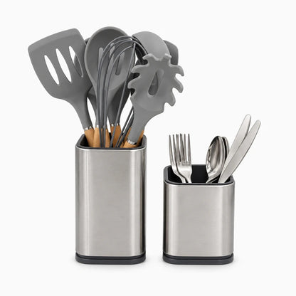Pot pour ustensile de cuisine rempli de spatules et cuillères sur un plan de travail