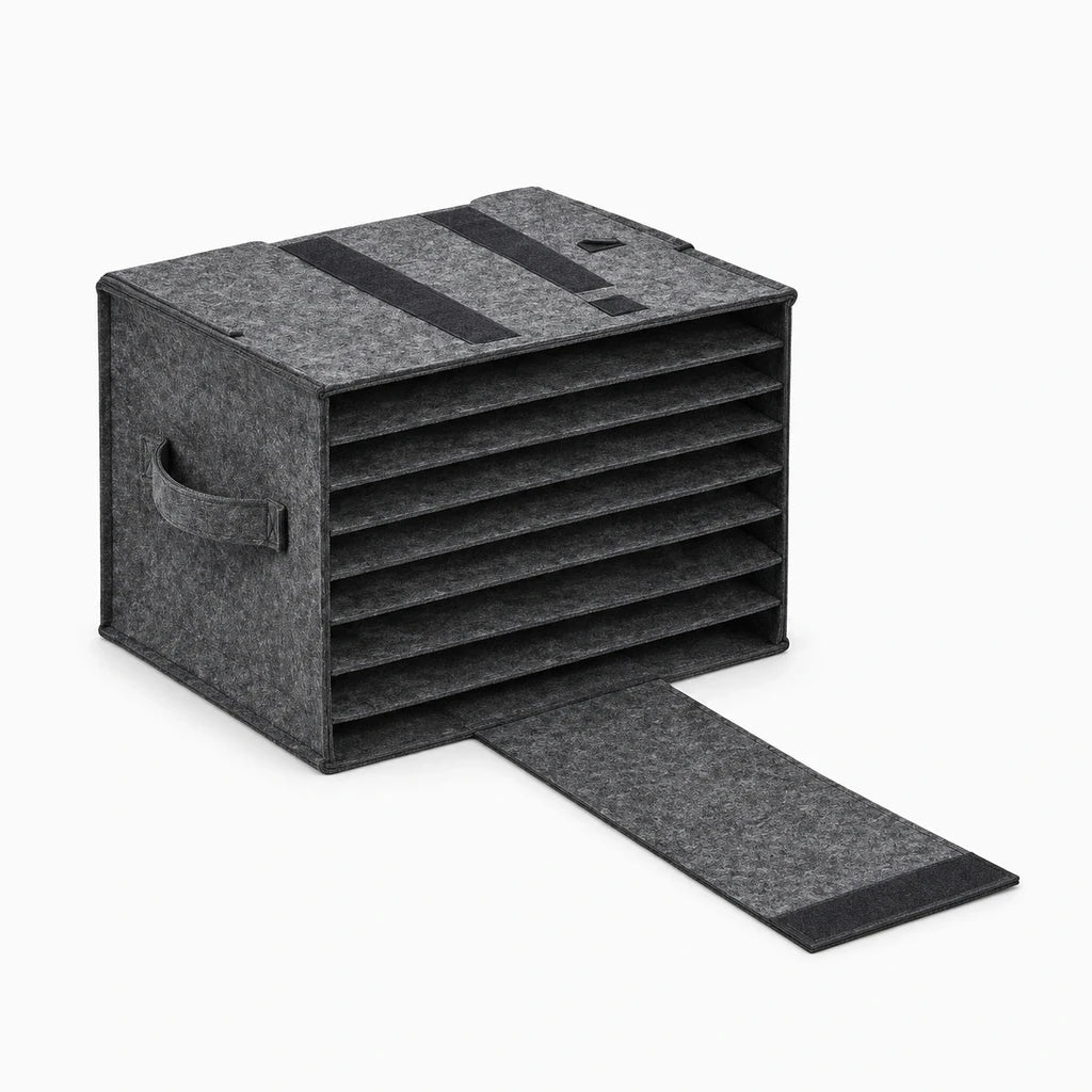 Rangement pour assiettes et tasses organisé par niveaux dans un placard de cuisine