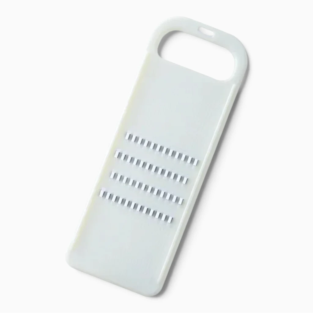 Détail des lames tranchantes et des surfaces de râpage de cet accessoire culinaire