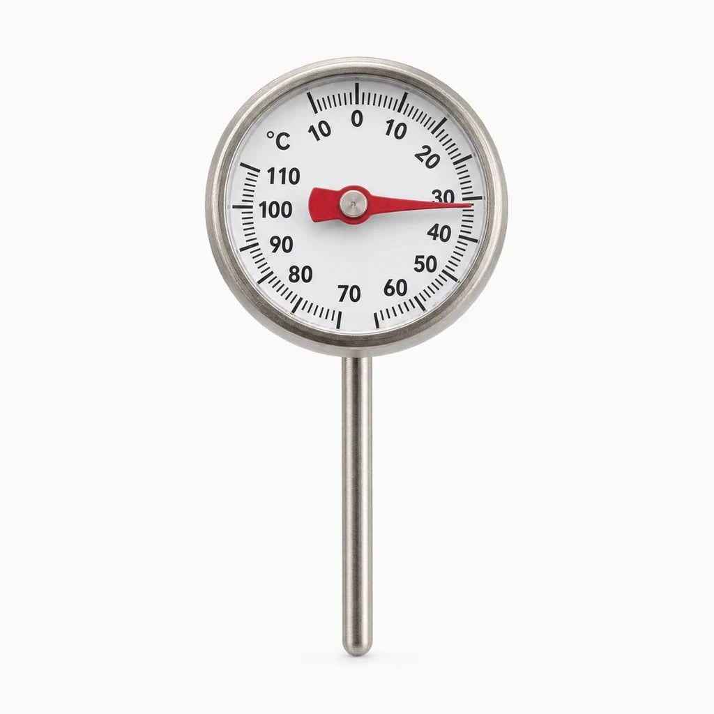 Thermomètre à sonde plongé dans un verre d'eau chaude pour vérifier la température précise