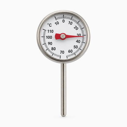Thermomètre à sonde plongé dans un verre d'eau chaude pour vérifier la température précise