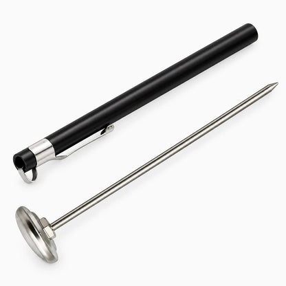 Thermomètre alimentaire portable rangé dans une poche de tablier de cuisine