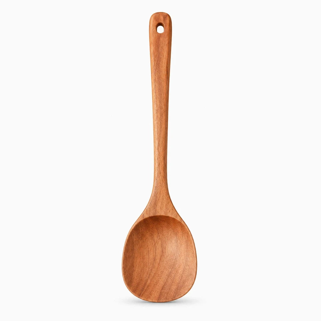 Spatule en bois cuisine posée près d'une poêle, prête à servir et mélanger les préparations