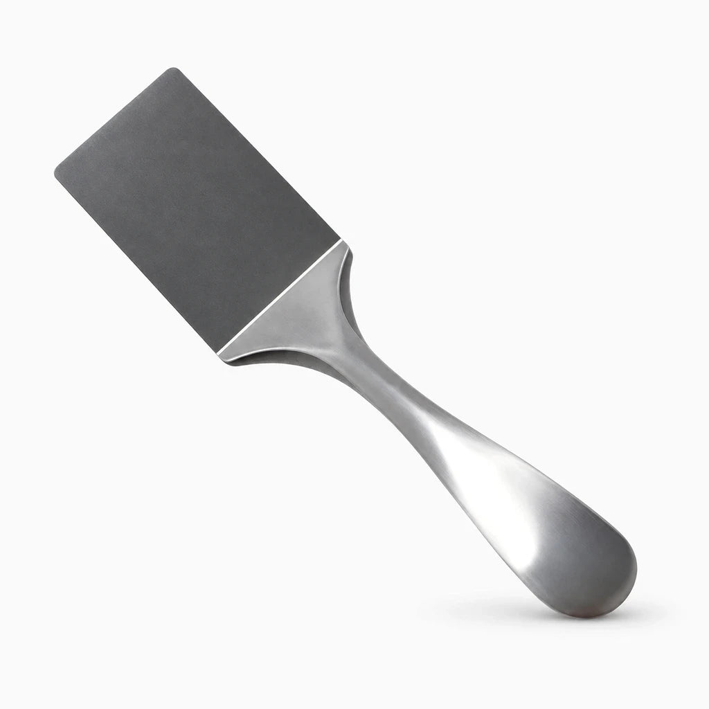 Spatules inox cuisine posées sur plan de travail, surface lisse et brillante