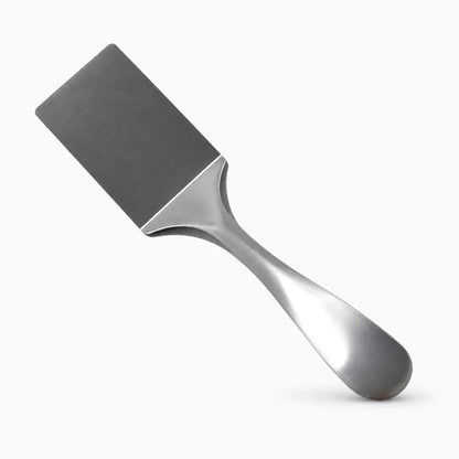 Spatules inox cuisine posées sur plan de travail, surface lisse et brillante