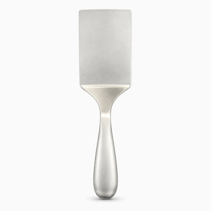 Lame fine de spatule inox glissant sous crêpe sur poêle antiadhésive