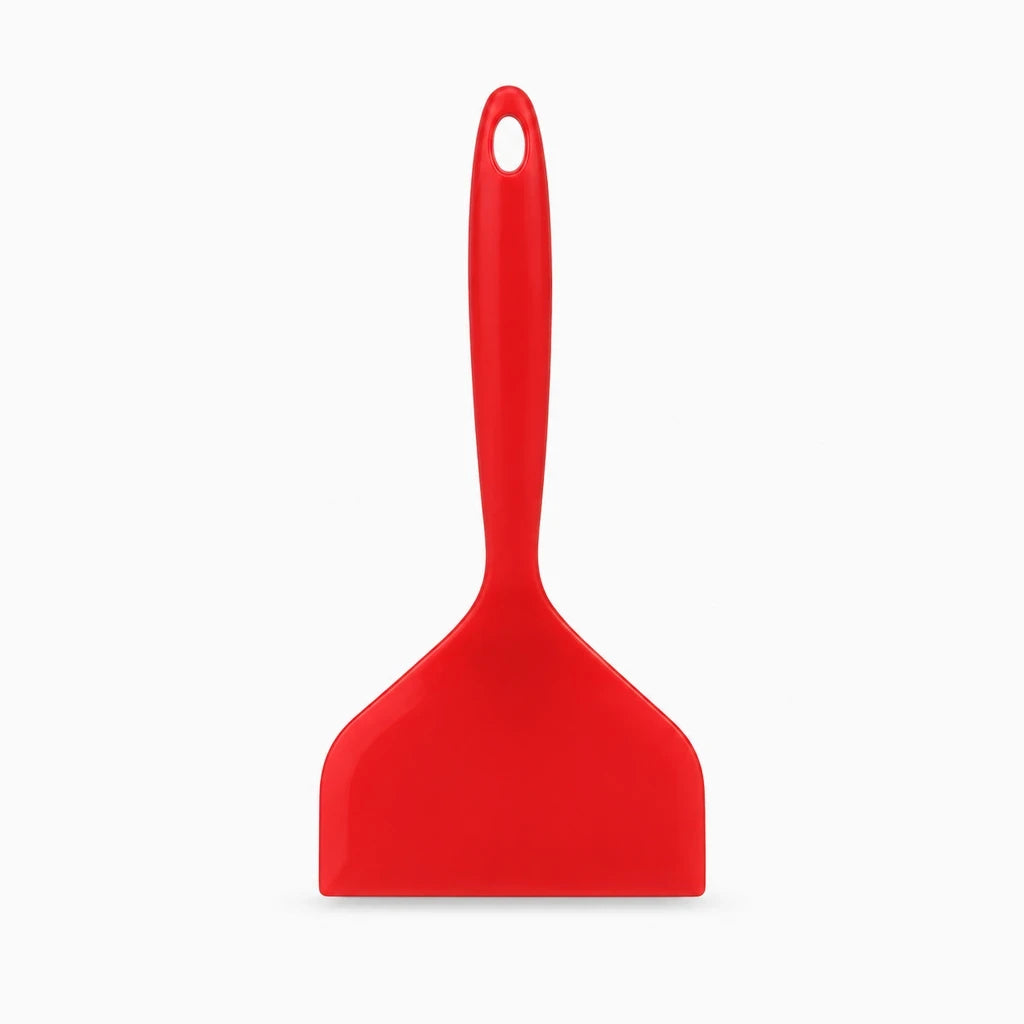 Spatule cuisine en silicone flexible se glissant sous une crêpe dorée