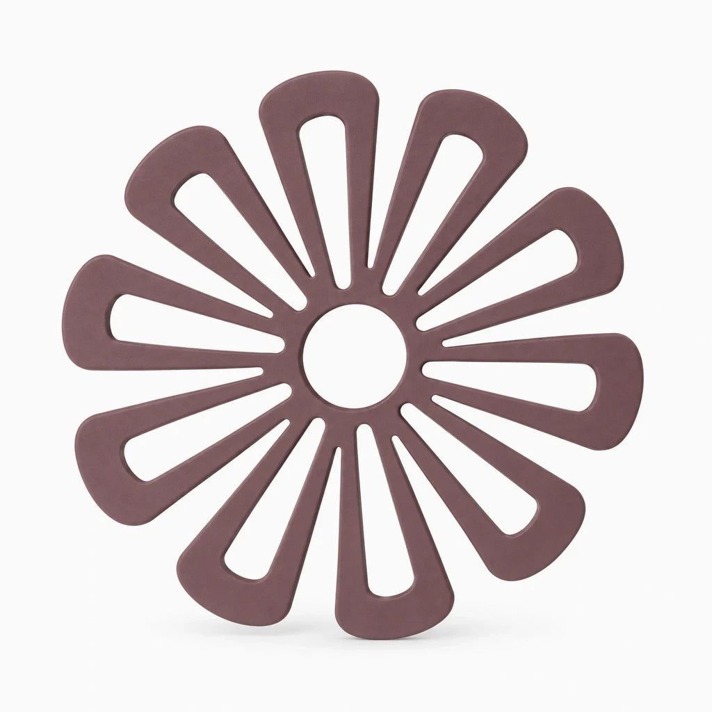 Dessous de plat floral protégeant la table, teinte grise, silhouette ronde aux contours pétales