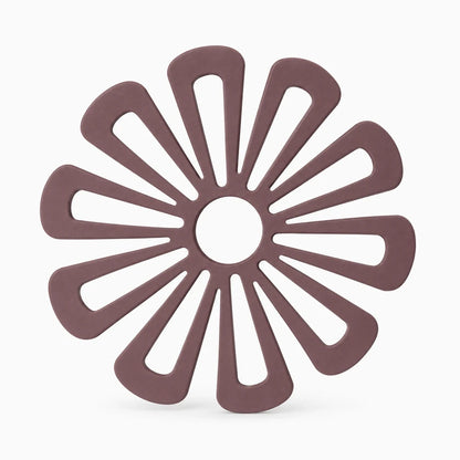 Dessous de plat floral protégeant la table, teinte grise, silhouette ronde aux contours pétales