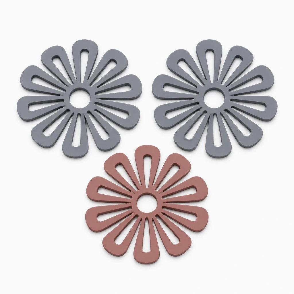 Porte-casserole décoratif rose pâle, design fleur stylisée pour protéger les surfaces