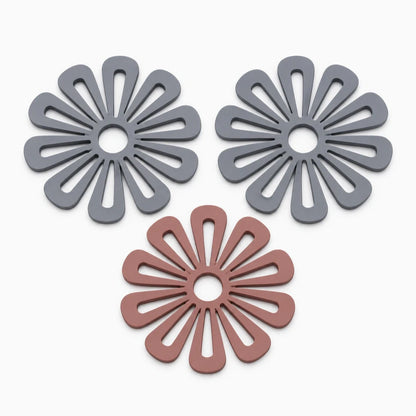 Porte-casserole décoratif rose pâle, design fleur stylisée pour protéger les surfaces