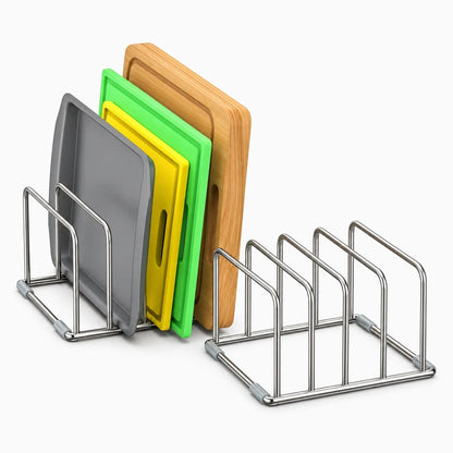 Support de rangement en inox accueillant plusieurs planches à découper et couvercles de cuisine